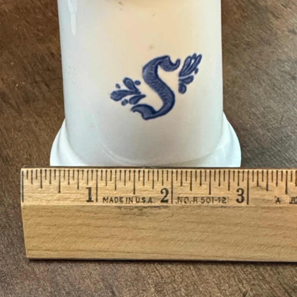 Pfaltzgraff Yorktowne salt and pepper shaker set - Picture 10 of 10